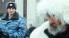 Азаматтарды бақылап тұрған ресейлік полиция.(Көрнекі сурет)