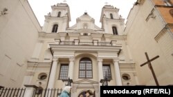 У касьцёле імя Найсьвяцейшай Панны Марыі, апостальскі нунцый арцыбіскуп Клаўдыё Гаўджароці блаславіў стравы на Вялікодны стол.