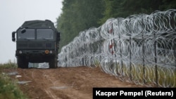 Poljska je poslala hiljade vojnika na granicu sa Belorusijom, a takođe je počela i izgradnju ograde od bodljikave žice.