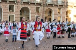 Iurie, alături de alți dansatori, la flash-mob-ul organizat anual de 1 decembrie în Italia.